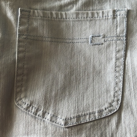 Chico’s Light Washed Woman’s Capri’s - Picture 4 of 6